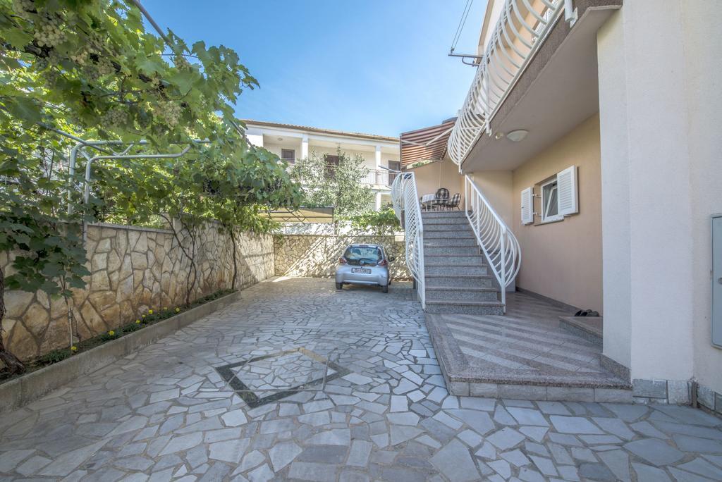Apartment Anka D Krk Town Bagian luar foto
